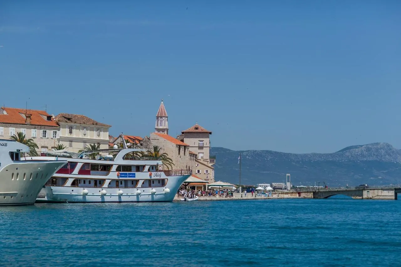 Mar Deluxe Apartments Τρογκίρ