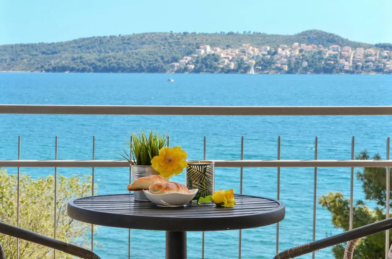 Mar Deluxe Apartments Τρογκίρ