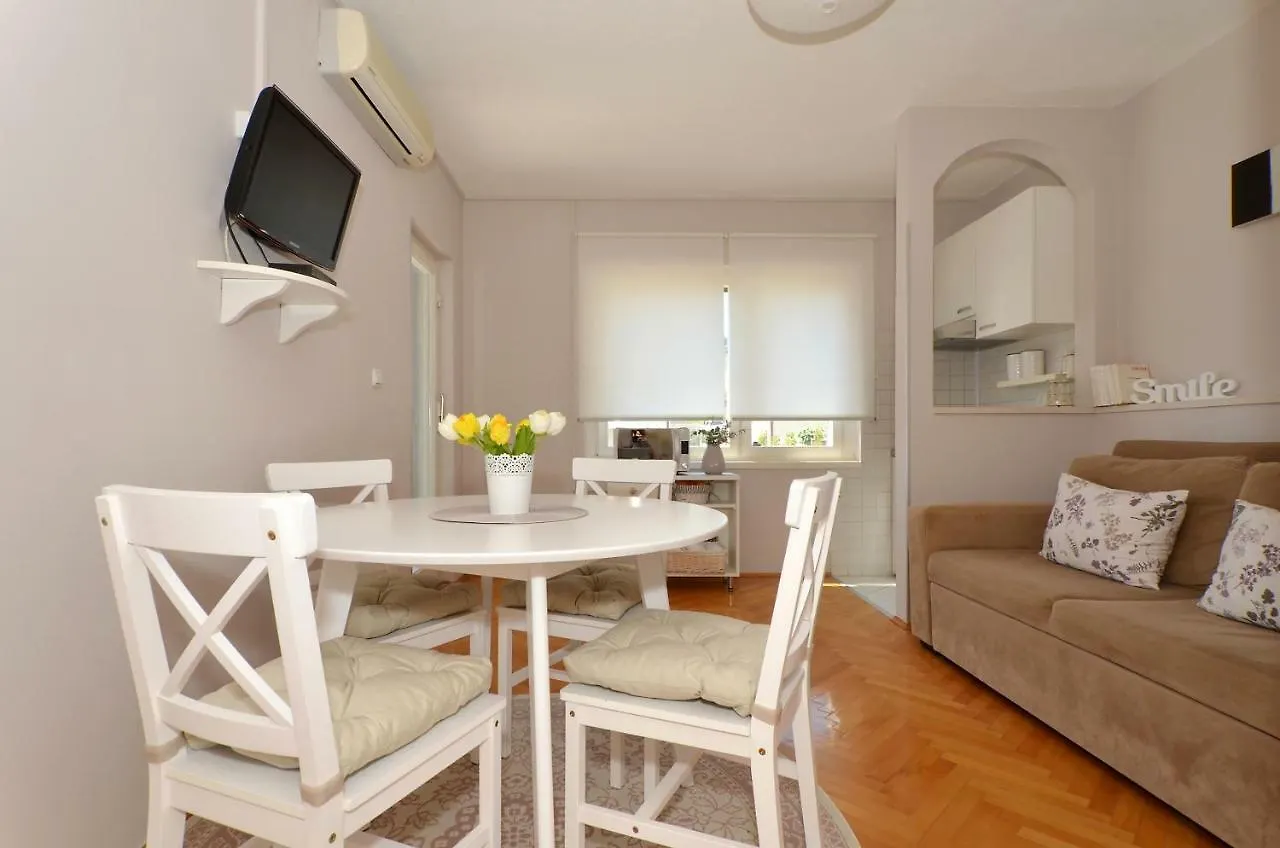 Mar Deluxe Apartments Τρογκίρ